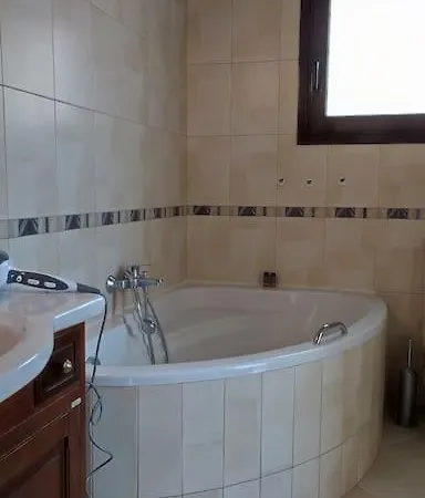 Chara's Spacious And Bright Maisonette