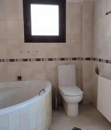 Chara's Spacious And Bright Maisonette Argoulidhés