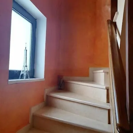 Chara's Spacious And Bright Maisonette Willa