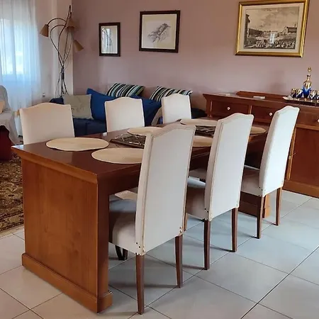 Chara's Spacious And Bright Maisonette *